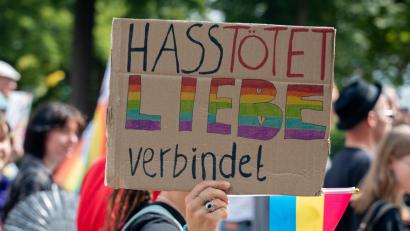 Bild: Marina Gube
Eines der vielen selbstgebastelten Schilder beim CSD Amberg 2026.