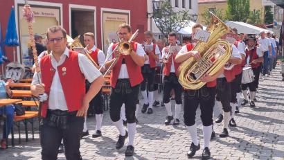 Bild: Josef Popp
Beim 46. Schmidmühlener Marktfest führte die Blaskapelle Schmidmühlen den Festzug an.