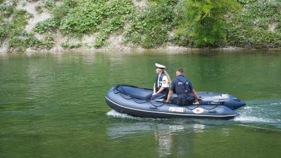 Bild: Michael Faulhaber/dpa
An der Isar hat die Polizei Schlauchboote kontrolliert - und einige Verstöße festgestellt.