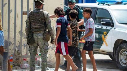 Bild: Antonio Sempere/AP/dpa
Polizei, Guardia Civil und Militär bleiben in Ceuta mit einem Großaufgebot im Einsatz.