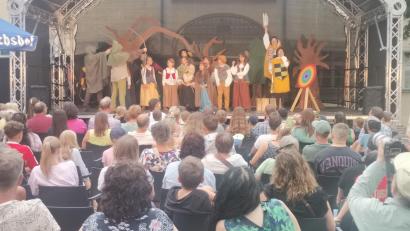 Bild: Annemarie Mösbauer
Der verkleidete Robin Hood (gespielt von Elisa von Stern) trifft unter Anfeuerung seiner Freunde ins Schwarze.