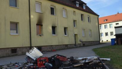 Bild: Elisabeth Dobmayer
Am Morgen danach deuten die rußgeschwärzte Außenwand und zerstörtes Interieur auf den nächtlichen Brand in dem Mehrfamilienhaus hin.