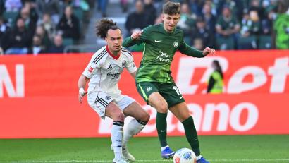 Bild: Swen Pförtner/dpa
Lindström (r.) spielte für Wolfsburg und die Eintracht. (Archivfoto)
