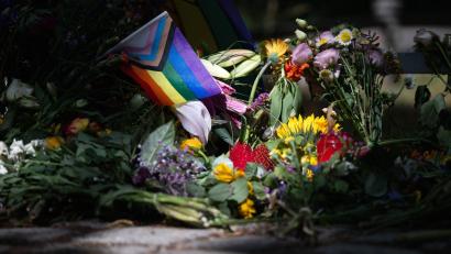 Bild: Sebastian Christoph Gollnow/dpa
Der Terroranschlag auf den CSD hat eine Debatte ausgelöst.