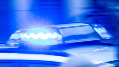 Bild: Jens Büttner/dpa
Die Einsatzfahrt der Polizei endete abrupt. (Symbolbild)