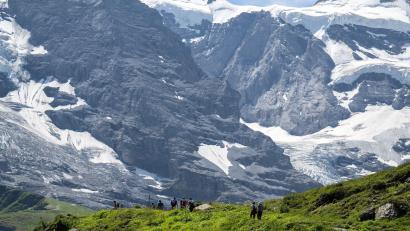 Bild: Peter Schneider/KEYSTONE/dpa
„Ein Problem ist vor allem, dass die Hitzewellen so lange angehalten haben“, sagt Severin Karrer, Fachleiter für Ausbildung, Bergsport und Sicherheit im Sommer beim Schweizer Alpen-Club (SAC).