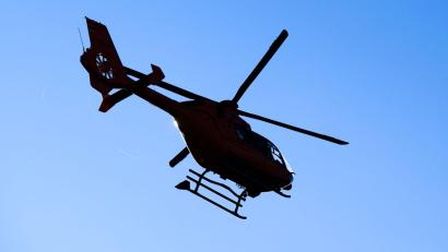 Bild: Julian Stratenschulte/dpa
Ein Rettungshubschrauber brachte den Verletzten in eine Klinik. (Symbolbild)