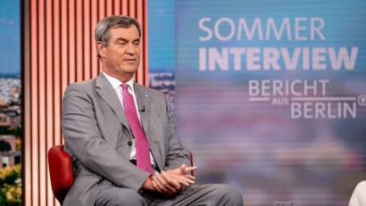 Bild: Fabian Sommer/dpa
Hohe Spritpreise drücken das Gemüt der Autofahrer in Deutschland auch in den Sommerferien. CSU-Chef Söder hat aber auch keine kurzfristige Lösung parat.