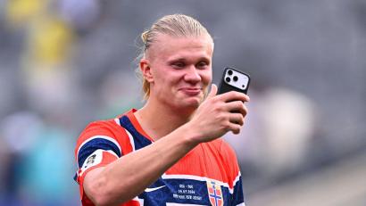 Bild: Tom Weller/dpa
Eine erfolgreiche Kombination: Stürmerstar Haaland und sein Handy im Selfie-Modus. (Archivbild)