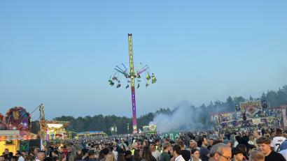 Bild: Gerald Morgenstern
Die Menschen strömten am Samstagabend nach Grafenwöhr auf das Volksfest-Gelände.