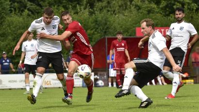 Bild: Hans Mark
Der Etzenrichter Spielertrainer Andreas Wendl (Zweiter von rechts) klärt eine brenzlige Situation: Der Landesligaabsteiger SV Etzenricht nahm auch die Hürde bei der SpVgg Pfreimd und siegte mit 2:0.