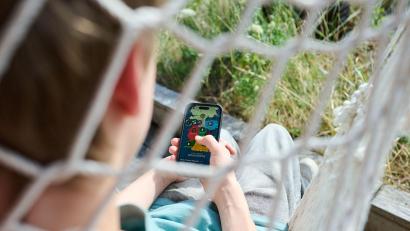 Symbolbild: Annette Riedl/dpa
Gemeinsamkeit statt Smartphone: Wo können sich die Jugendlichen treffen, etwas gemeinsam unternehmen? Schwarzenfeld stellt nun die Weichen für einen offenen Jugendtreff.