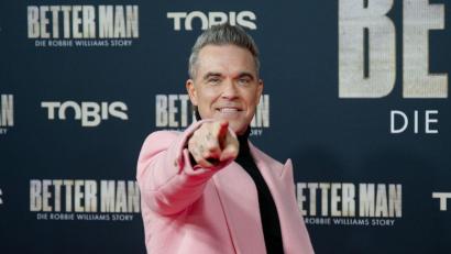 Bild: Henning Kaiser/dpa
Robbie Williams promotete sein Biopic mit Begeisterung. (Archivbild)