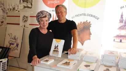 Bild: Konrad Rosner
Susanne Neumann und Buchautor Oliver van Essenberg waren die Organisatoren des Zweiten Kunst- und Genussmarktes im Badehaus Maiersreuth.