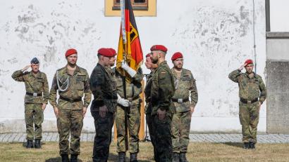 Bild: Bundeswehr
Ihr feierliches Gelöbnis legten Rekruten des Logistikbataillons 472 aus Kümmersbruck in ihrer Patengemeinde Schmidmühlen ab.