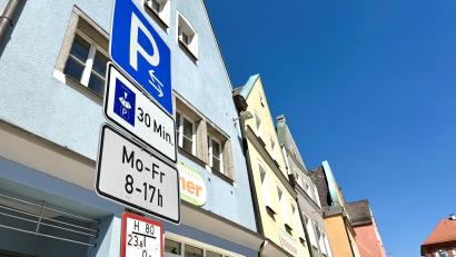 Bild: Gabi Schönberger
Parken in Neustadt/WN am Stadtplatz ist aktuell für 30 Minuten kostenfrei möglich. Würde es jetzt schon Geld kosten, könnte es zur Verkehrsberuhigung beitragen, meint der Kommentator.