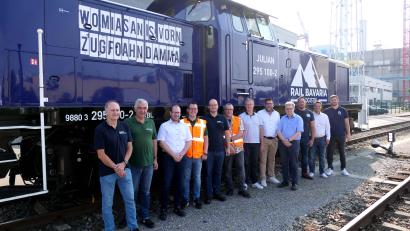 Bild: Stefan Karl
Verbandsdirektor Thomas Knoll und ZMS-Mitarbeiter begrüßen die erste Lok des neuen Bahntransporteurs Rail Bavaria Logistik beim Müllkraftwerk Schwandorf.