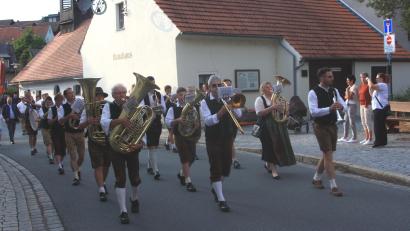 Bild: Werner Robl
Angeführt wurde der Festzug am Auftaktabend von der Blaskapelle Falkenberg.