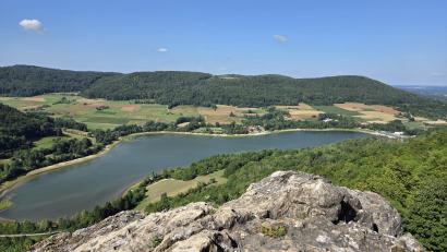 Bild: Tobias Gräf
Malerisch: Vom Hohlen Fels (ein Teil der Houbirg) eröffnet sich Wanderern ein Panorama-Blick auf den Happurger Stausee, eingebettet in die Hersbrucker Alb.