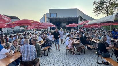 Bild: Martin Gollwitzer
Gut gefüllte Bierbänke und prächtige Stimmung beim Bürgerfest Weiherhammer am Sonntagabend vor dem Rathaus.