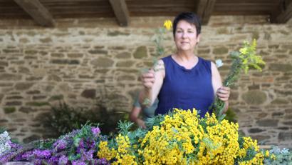 Bild: Eva Gröninger
Ulrike Gschwendtner beim Kräuterbuschenbinden im Freilandmuseum Oberpfalz.
