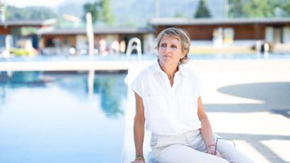 Bild: Lukas Barth-Tuttas/dpa
Susanne Pawlik hat den autobiografisch gefärbten Roman „Weiterschwimmen“ über den Tod eines Kindes geschrieben.