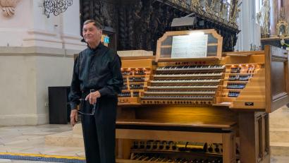 Bild: Paul Zrenner
Professor Günther Kaunzinger beim Schlussapplaus nach seinem Orgelkonzert in der Basilika Waldsassen.