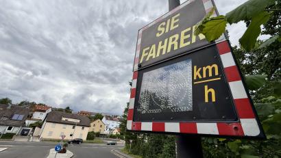Bild: upl
Die Messanlage an der Maintenonbrücke (Richard-Strauß-Straße), kurz vor der Einmündung in die Sulzbacher Straße.