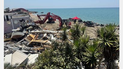 Bild: Christoph Sator/dpa
Abrissbagger statt Strandbesucher: In Ostia wird abgerissen.