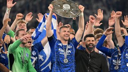Bild: Bernd Thissen/dpa
Edin Dzeko spielt noch ein Jahr Bundesliga mit Schalke. (Archivbild)
