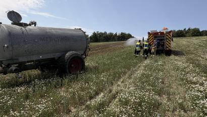 Bild: Lukas Büchold
Wiesenbrand bei Dauching: Ein Landwirt konnte mit Grubber und Güllefass schon löschen, bevor die Feuerwehr da war. Die Einsatzkräfte sprühten dann noch Wasser über die Brandfläche und die danebenliegende Wiese, um ein erneutes Aufflammen auszuschließen.