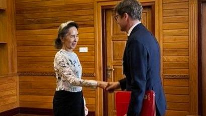 Bild: Uncredited/Myanmar President Office via AP/dpa
Wo das Treffen Suu Kyis mit Arnaud de Baecque stattfand, blieb unklar.