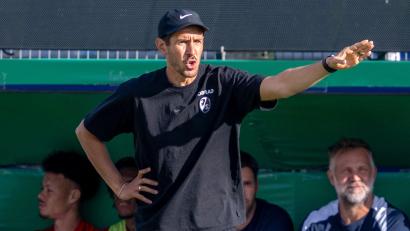 Bild: David Inderlied/dpa
Müssen in der Conference League nach Finnland oder Schottland: Julian Schuster und seine Freiburger. (Archivbild)