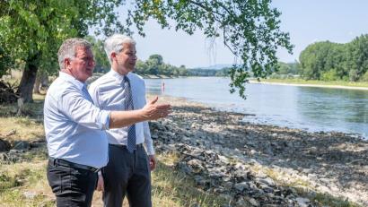 Bild: Armin Weigel/dpa
Der neue Bundesverkehrsminister Steffen Bilger (r, CSU) und sein bayerischer Amtskollege Christian Bernreiter (CSU) sehen im Donauausbau eine wichtige Maßnahme zur Verbesserung der Güterschifffahrt bei Niedrigwasser.