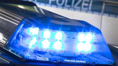 Symbolbild: David Inderlied/dpa
Eine Frau vergisst 200 Euro an einem Geldautomaten in Rehau. Die Polizei ermittelt wegen Unterschlagung und sucht Zeugen.