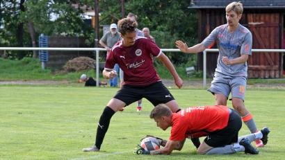 Bild: Rudi Gebert
Der TSV Waldershof unterlag am Sonntag dem VfB Arzberg mit 0:1. In dieser Szene kommt Philipp Bertsch (rechts) gegen VfB-Torwart Jan Altrock und Verteidiger Florian Graf zu spät.