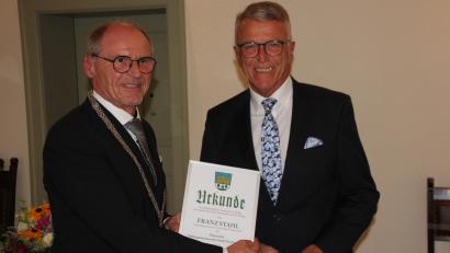 Bild: Konrad Rosner
Bürgermeister Hans-Peter Schärl (links) überreicht Franz Stahl die Ernennungsurkunde zum Ehrenbürger und zum Altbürgermeister.