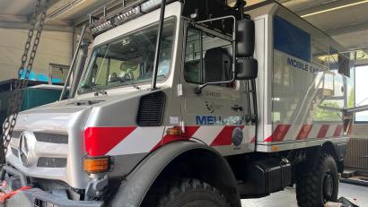 Bild: ihl
Dieser Filmunimog aus der Science-Fiction-Serie "Jurassic World" erhält in der Bongo Garage ein Upgrade. Ein Berliner nutzt ihn für Abenteuer-Touren.