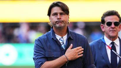 Bild: Ted S. Warren/AP/dpa
Hand aufs Herz: Mauricio Pochettino bleibt Auswahlcoach der US-Fußballer. (Archivbild)