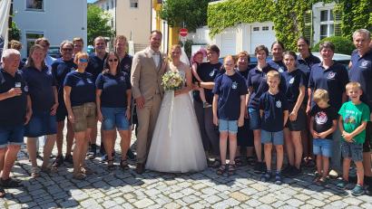 Bild: Korbinian Kurz
Die Wasserwacht-Ortsgruppe Schwarzenfeld gratulierte ihren Aktiven Marina und Stefan Obermeier zur Hochzeit.