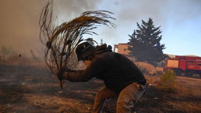 Bild: Michael Varaklas/AP/dpa
Hunderte Feuerwehrleute, aber auch viele Freiwillige sind in Griechenland im Dauereinsatz.