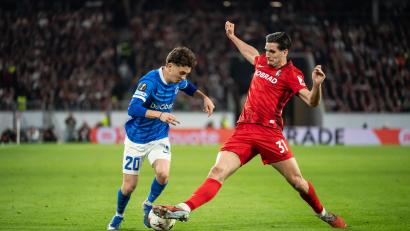 Bild: Silas Stein/dpa
Konstantinos Karetsas (l) tritt in Dortmund die Nachfolge von Julian Brandt an. (Archivbild)