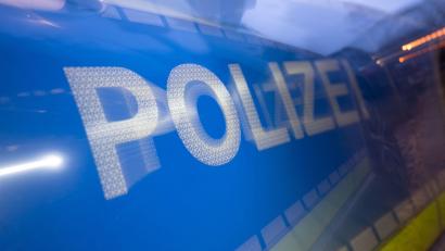 Symbolbild: Marijan Murat/dpa
Zwei Mopedfahrer flüchten in Rehau vor der Polizei. Einer wird gefasst, der andere entkommt. Die Polizei sucht Zeugen.