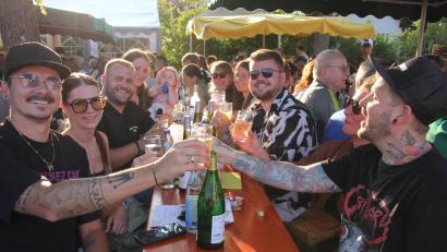 Bild: Konrad Rosner
Unter den idyllischen Bäumen und in den Zelten herrschte beim Weinfest in Wondreb beste Stimmung.