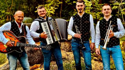 Bild: Lena Kiener
Das Krainer-Quartett Merlin mit (von links) Norbert Ritzer, Merlin Ritzer, Lukas Brendel und Marcel Failner sorgt in der „Almhüttn“ in Weiden für einen stimmungsvollen Abend mit Oberkrainerklängen.