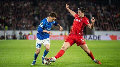Bild: Silas Stein/dpa
Konstantinos Karetsas (l) tritt in Dortmund die Nachfolge von Julian Brandt an. (Archivbild)