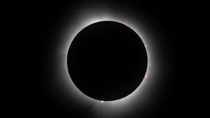 Bild: Michael Conroy/AP/dpa
Bei einer totalen Sonnenfinsternis ist ein Strahlenkranz um die Sonne herum zu sehen. (Archivbild)