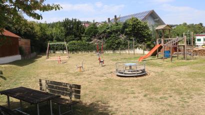 Bild: Michael Rabenhofer
Der Spielplatz an der Bahnhofstraße in Vilshofen wird auch dank des Einsatzes der Eltern im Ort ertüchtigt, begrünt und bepflanzt