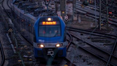 Bild: Peter Kneffel/dpa
Die BRB ist von Bauarbeiten am Bahnnetz betroffen. (Archivbild)