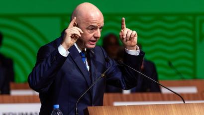 Bild: Uncredited/AP/dpa
Gianni Infantino vor drei Jahren in Kigali: Da wurde er als FIFA-Boss wiedergewählt. (Archivbild)